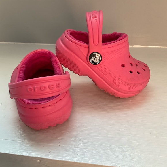 Toddler Pink Fuzzy Crocs - Picture 3 of 5